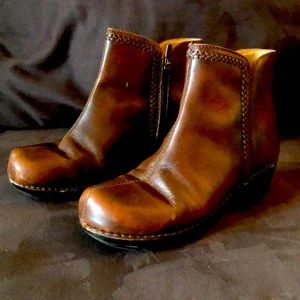 Dansko SCOUT leather ankle boots. SZ 40 (9 US) warm brown, braiding detail